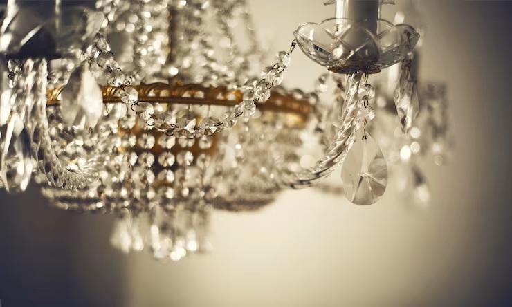 راهنمای نظافت اصولی لوستر: چگونه لوسترتان همیشه درخشان بماند؟